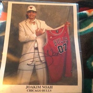 💥joakim Noah signed rookie picture with Bulls💥